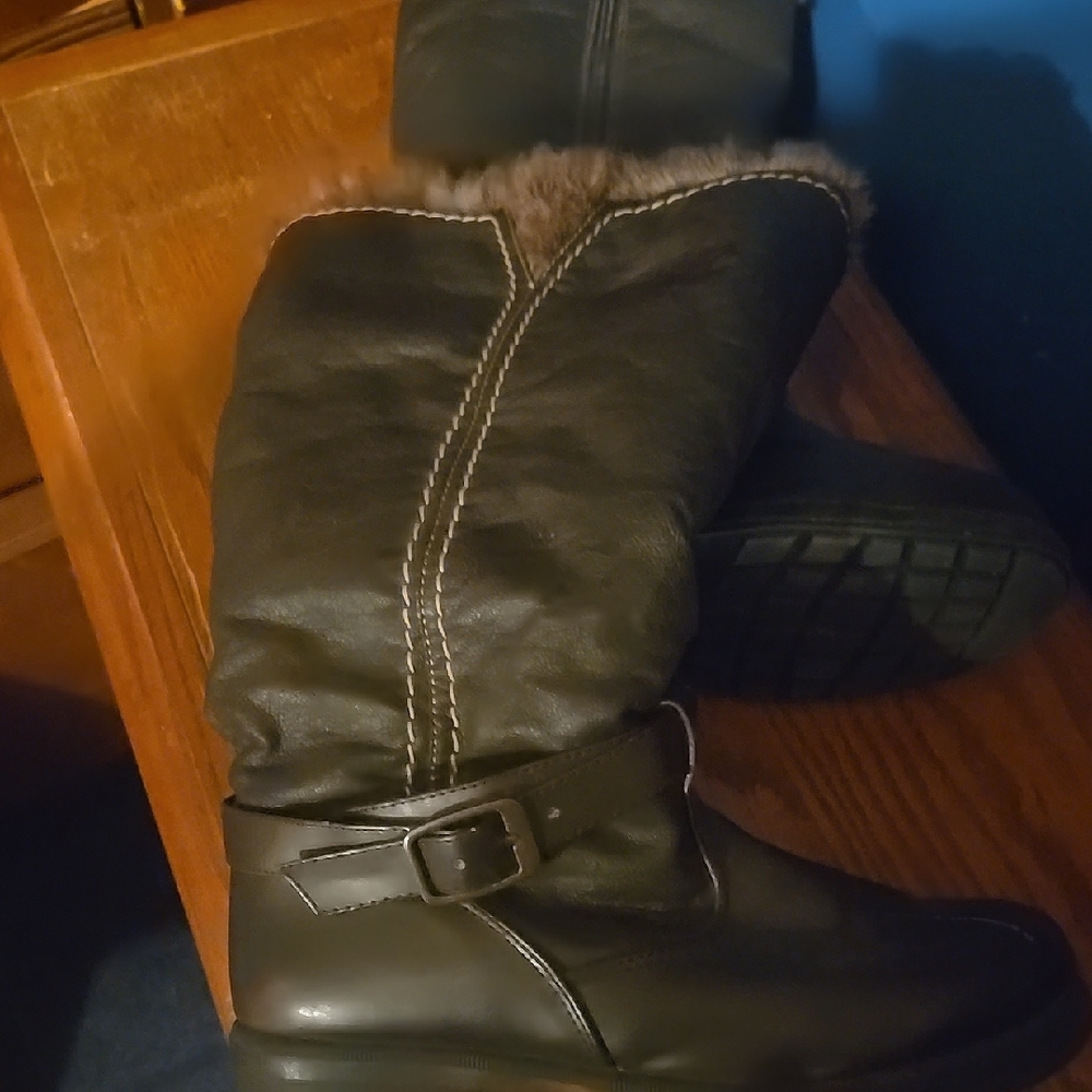 Stylish Fur-Lined Black Boots